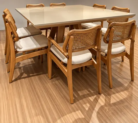 Mesa quadrada base em madeira · tampo laqueado · 1,50 m · cadeiras não inclusas da WJ Design