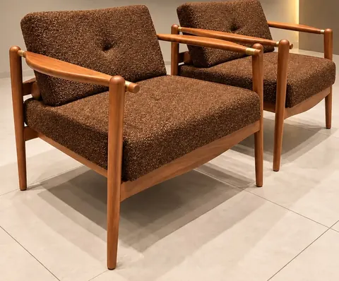 Poltronas tecido e madeira natural da WJ Design
